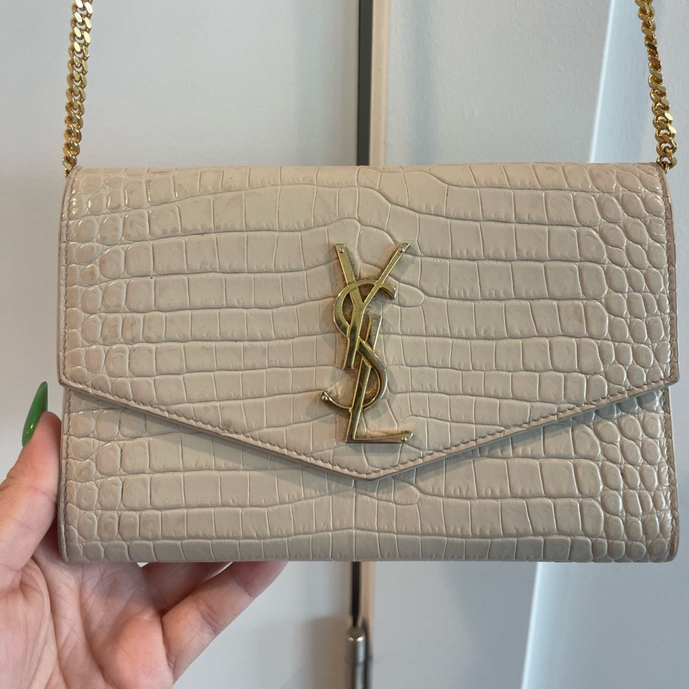 UPTOWN CHAIN WALLET IN CROCODILE-EMBOSSED SHINY LEATHER